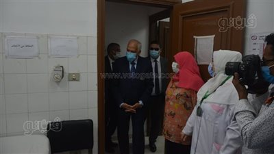 محافظ الجيزة يتفقد العيادات الطبية في مدرسة السعيدية بأول أيام الدراسة | فيديو وصور 