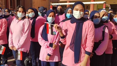 على أنغام الأغاني الوطنية.. محافظ بورسعيد يشهد تحية العلم بالثانوية بنات | فيديو وصور 