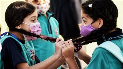 بالملابس الملونة.. ألطف الكائنات يزين الفصول في أول يوم دراسي | صور 