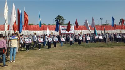 مسيرة بالأعلام لطلاب جامعة أسيوط احتفالا بالعام الدراسي الجديد|فيديو 