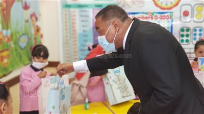 محافظ مطروح يفتتح مدرسة الحدائق ويوزع الهدايا على التلاميذ | صور 