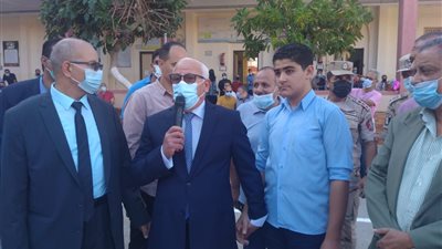  الغضبان يغضب.. محافظ بورسعيد يعنف طالب أمام زملائه: بتضحك في تحية العلم والشهداء بيضحوا بدمائهم؟ | فيديو 