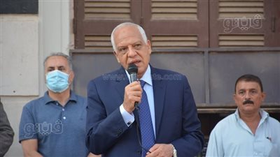 محافظ الجيزة لـ طلاب مدرسة: قاعدين ليه 3 في الديسك؟ | فيديو 