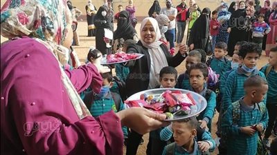 لكسر الرهبة.. إدارة مدرسة بالإسماعيلية توزع الحلوى على الطلاب | صور