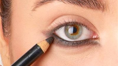 إنجاب أنثى جميلة وتحسن الأحوال.. تفسير رؤية الكحل في المنام 