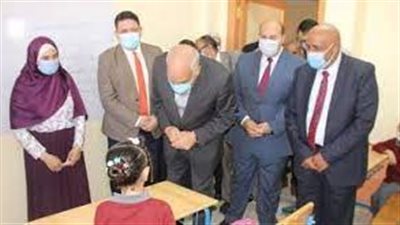 محافظ الجيزة لمسئولي التعليم: منع دخول أي طالب أو معلم بدون كمامة