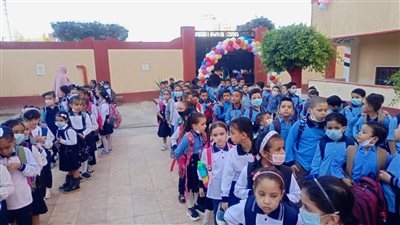 بث مباشر.. بالتروسيكل والتوكتوك.. توافد الطلاب على مدارس سوهاج