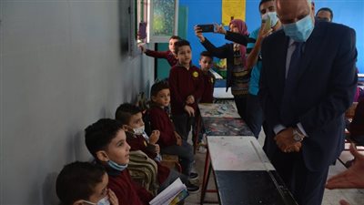 جولة لمحافظ الجيزة في مدرسة عامر عبد المقصود بالدقي بأول أيام العام الدراسي | فيديو 