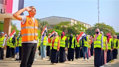 أول يوم دراسي.. رئيس جامعة المنيا يشارك الطلاب تحية العلم | صور 