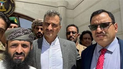 بعد نجاته من محاولة اغتيال.. أول ظهور لمحافظ عدن 