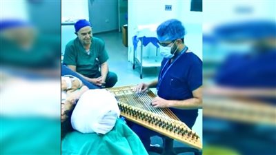 طبيب لبناني يعزف لمريضته داخل غرفة العمليات | فيديو 