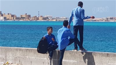 من المدرسة للبحر.. طلاب مطروح يتوافدون على الشواطئ في أول يوم دراسي | صور