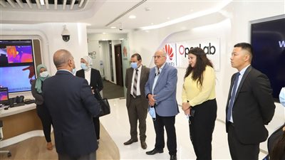 القوى العاملة تتفقد معمل هواوي بالقرية الذكية 