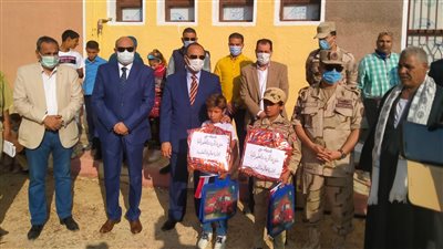 نائب محافظ المنيا يصطحب ابني الشهيد 