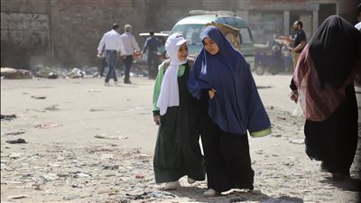 في أول يوم دراسي.. الأمهات هن البطلات | صور 