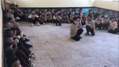 عزل مدير مدرسة بالخانكة لجلوس الطلاب على الأرض 