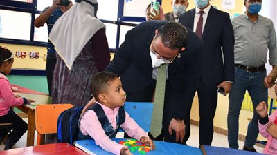 محافظ الفيوم يتفقد مدارس حياة كريمة بمركز أطسا | صور 