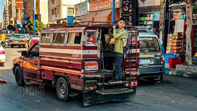 التروسيكل والكابوت.. وسيلة مواصلات طلاب مطروح بعد انتهاء اليوم الدراسي | صور
