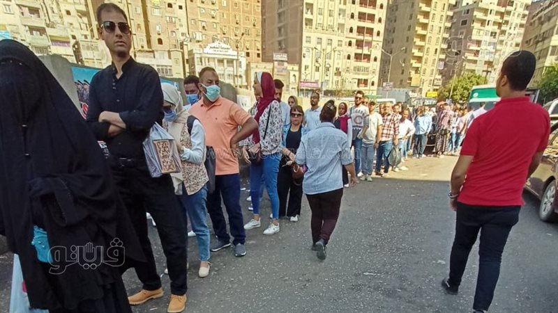 طوابير في موقف عين
