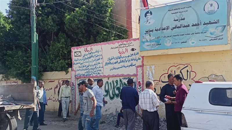 حملة نظافة أمام مدرسة