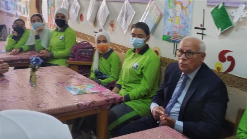 محافظ بورسعيد بجانب