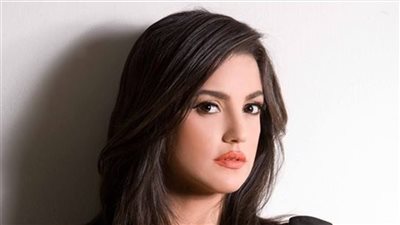 درة تتألق بالأسود في أحدث جلسة تصوير