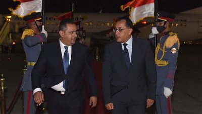 رئيس الوزراء يستقبل نظيره اليمني بمطار القاهرة