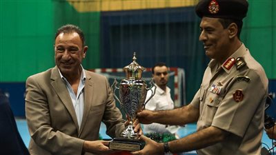 الخطيب ورئيس جهاز الرياضة العسكري يسلمان 