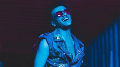 حودة بندق يغرد خارج الصندوق بأغنية 