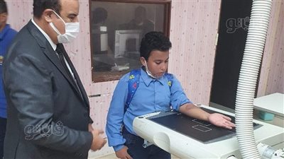 معلم يعتدي على طالب في مطروح.. ووكيل الوزارة يزور التلميذ المصاب 