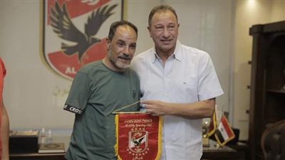 الخطيب يكرم إبراهيم حمدتو بطل تنس الطاولة ويهديه قميص الأهلي