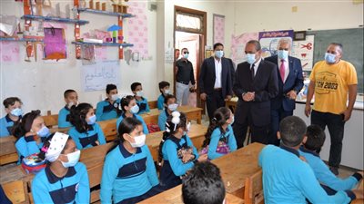 محافظ الإسماعيلية يطالب المعلمين بغرس القيم والمبادئ في نفوس الطلاب| صور