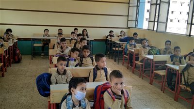 بعد الجلوس على الأرض.. مقاعد جديدة لطلاب مدرسة الخانكة | صور