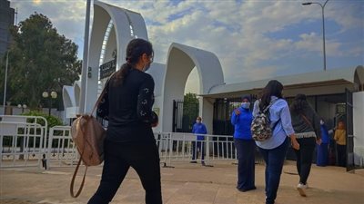 رئيس جامعة المنيا يتابع انتظام الدراسة في يومها الثاني | صور 