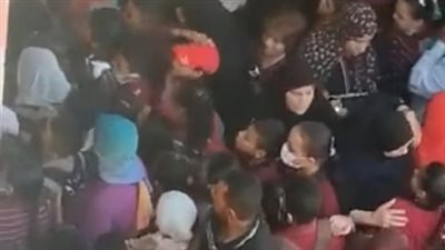 ينذر بكارثة.. تزاحم وتدافع أولياء الأمور والتلاميذ بمدرسة في الجيزة| فيديو