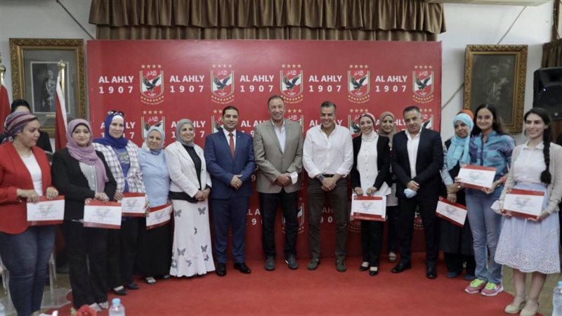 الخطيب يسلم شهادات