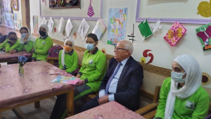 محافظ بورسعيد مع