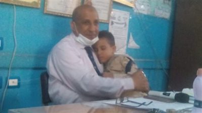 طلب منه ينام شوية.. حكاية مدير مدرسة يحتضن تلميذا في أولى ابتدائى بالفيوم