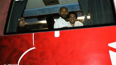 أتوبيس الزمالك يتوجه إلى مطار القاهرة استعدادًا للسفر لكينيا | صور 