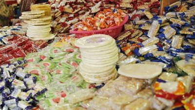 ضبط ١٢ ألف قطعة حلوى مجهولة المصدر داخل مصنع بالسنطة