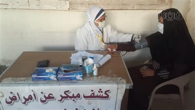 كشف وعلاج بالمجان لـ 1402 حالة مرضية ببني سويف خلال قافلة طبية | صور