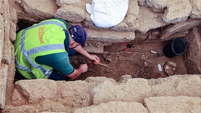 اكتشاف 4 قبور أثرية في غزة عمرها ألفا عام
