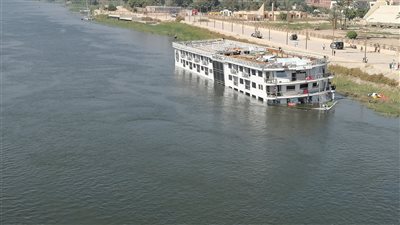 غرق باخرة في نهر النيل أمام المتحف الآتوني بالمنيا (بث مباشر) 