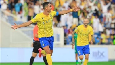 تصرف غريب لـ رونالدو بعد إلقاء جماهير الأهلي السعودي «الشباشب» على رأسه (فيديو) 