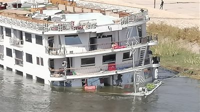15 صورة ترصد الباخرة الغارقة جزئيًا في النيل بالمنيا