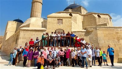 توافد الزائرين على جامع سليمان باشا الخادم بقلعة صلاح الدين الأيوبي (صور)