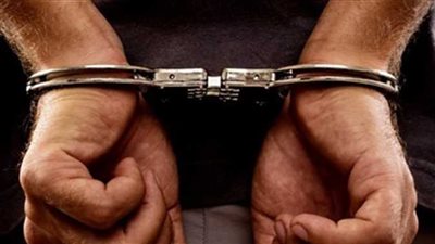 القبض على طبيب تخدير قتل والديه وتوجه للمسجد يؤذن ويبكي 