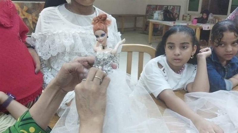 جانب من تنفيذ الورشة،