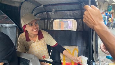 ياسمين رئيس تجسد شخصية عاملة بمطعم وجبات سريعة في فيلم 