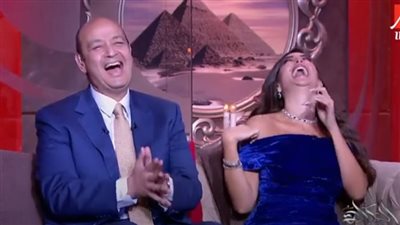 ياسمين صبري تعلم عمرو أديب اليوجا على الهواء ورد فعل غريب للإعلامي (فيديو)